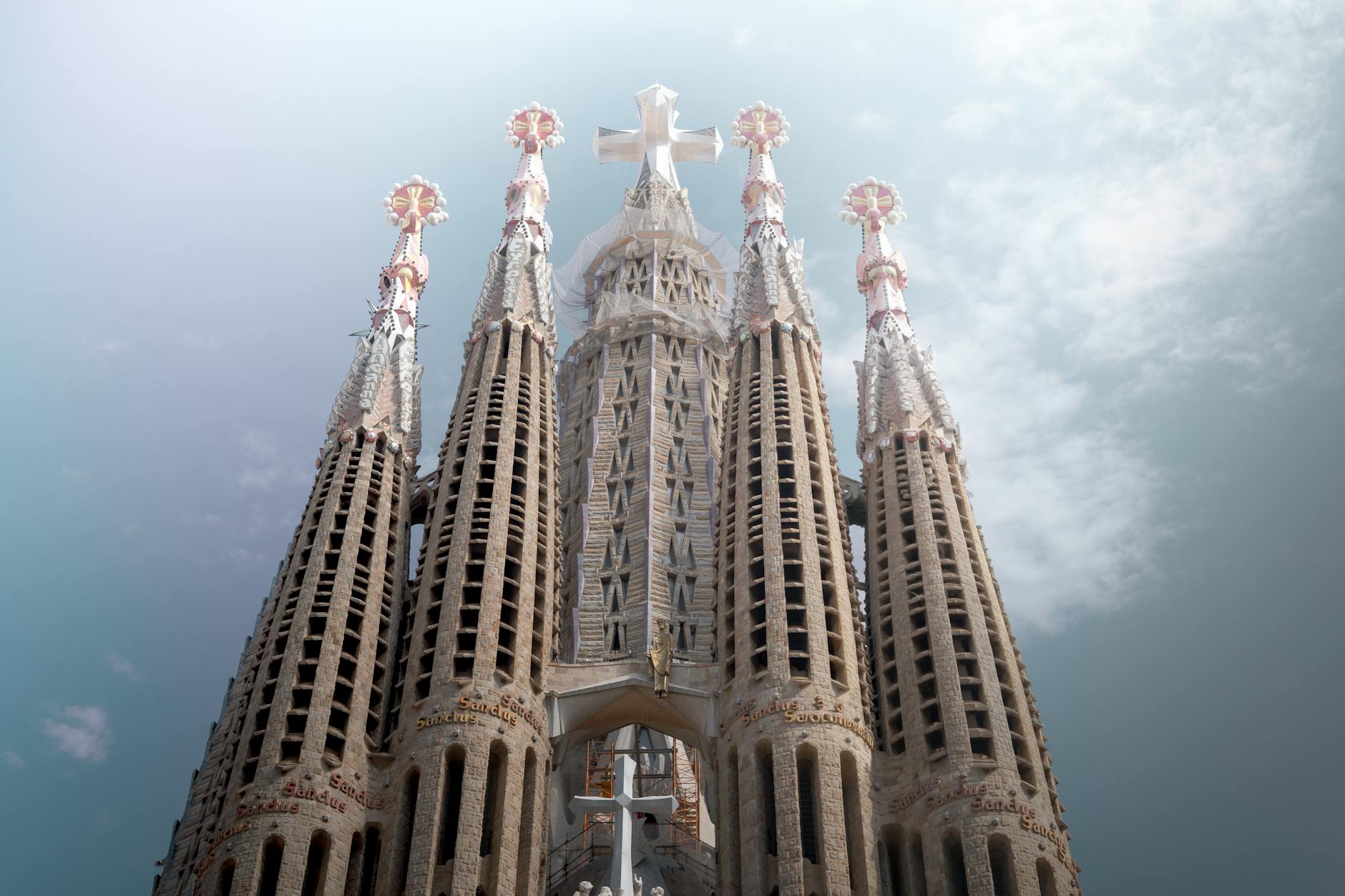 Western architecture — Gothic cathedrals, Renaissance palaces, and modernist landmarks