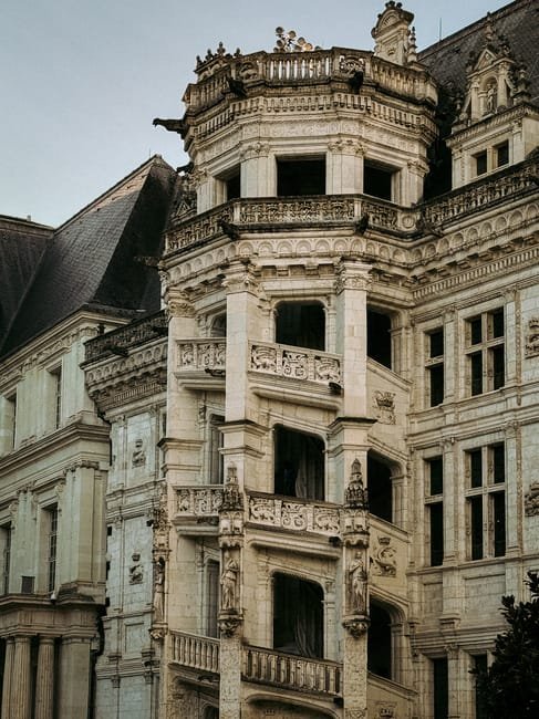 Renaissance Castle Design: Symmetry, Domes & Classical Orders